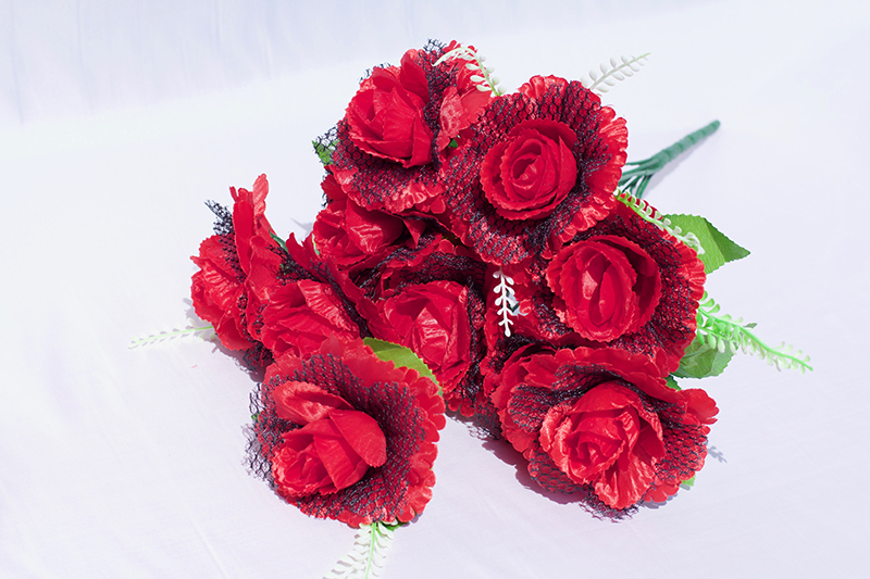 50034-1 красный с черным Букет роза Вуаль 10гол. 50см. RT-49.jpg